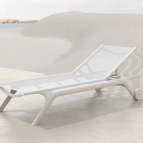 10 Ways to Arrange Your Patio Furniture for Poolside Relaxation