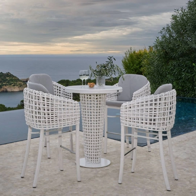 Comparing Steel and Aluminum Outdoor Furniture: Which Material Reigns Supreme?