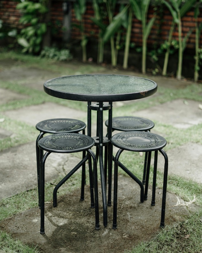 The ultimate guide to cleaning powder coated aluminum outdoor furniture: tips and tricks for sparkling results! #outdoorfurniturecare #powdercoatedaluminum