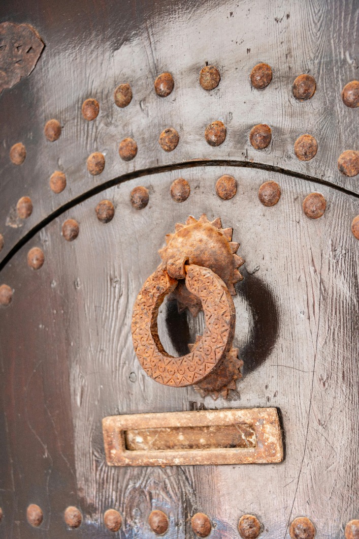 Effective Tips for Removing Rust from Cast Iron Patio Furniture – Say goodbye to rust with these easy and efficient methods for restoring your outdoor furniture.