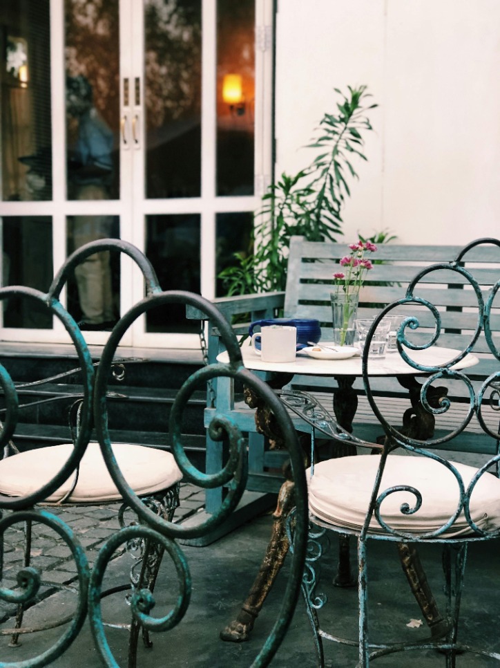 Upgrade Your Outdoor Space with a Cast Iron Patio Set – Table, Chairs, Garden Furniture