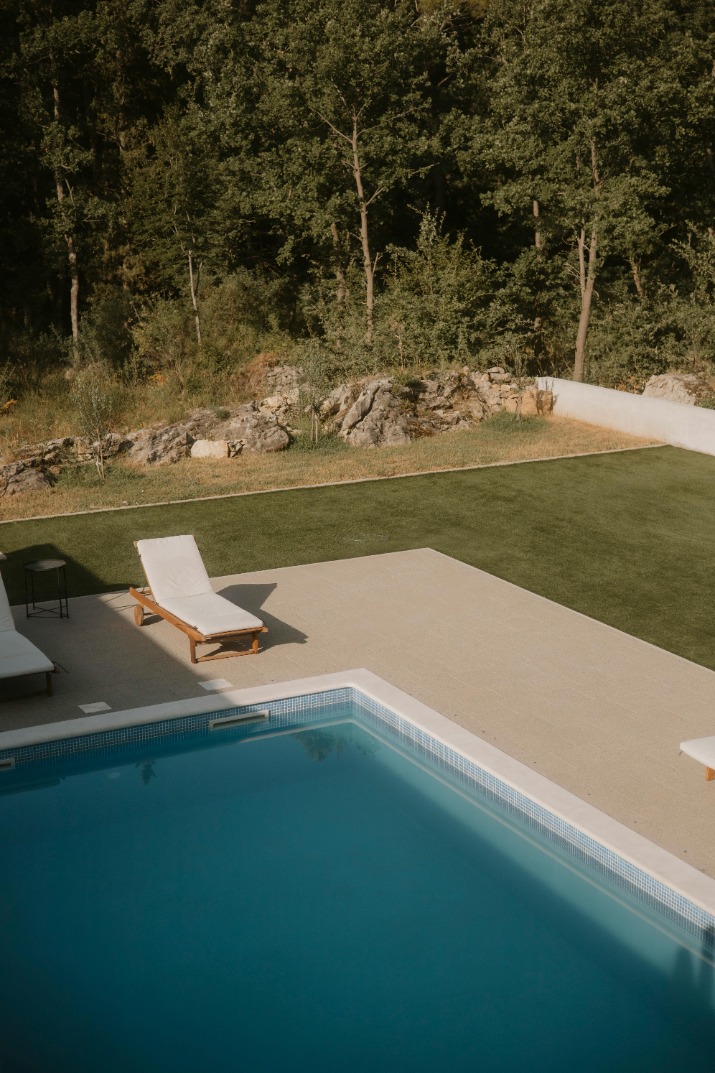Protect Your Vinyl Pool with Durable Ledge Lounger Furniture – Safe and Stylish Designs for Your Pool Deck – Shop Now!