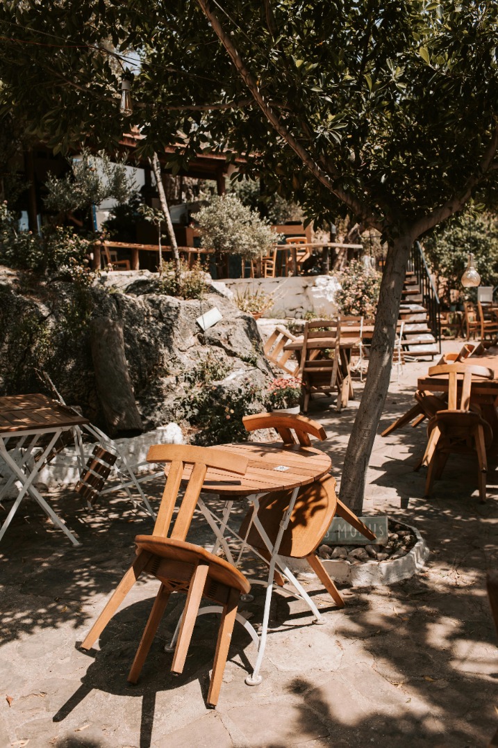 Effective Ways to Remove Stains from Outdoor Wood Furniture – Say goodbye to pesky stains with these proven methods for cleaning outdoor wood furniture.