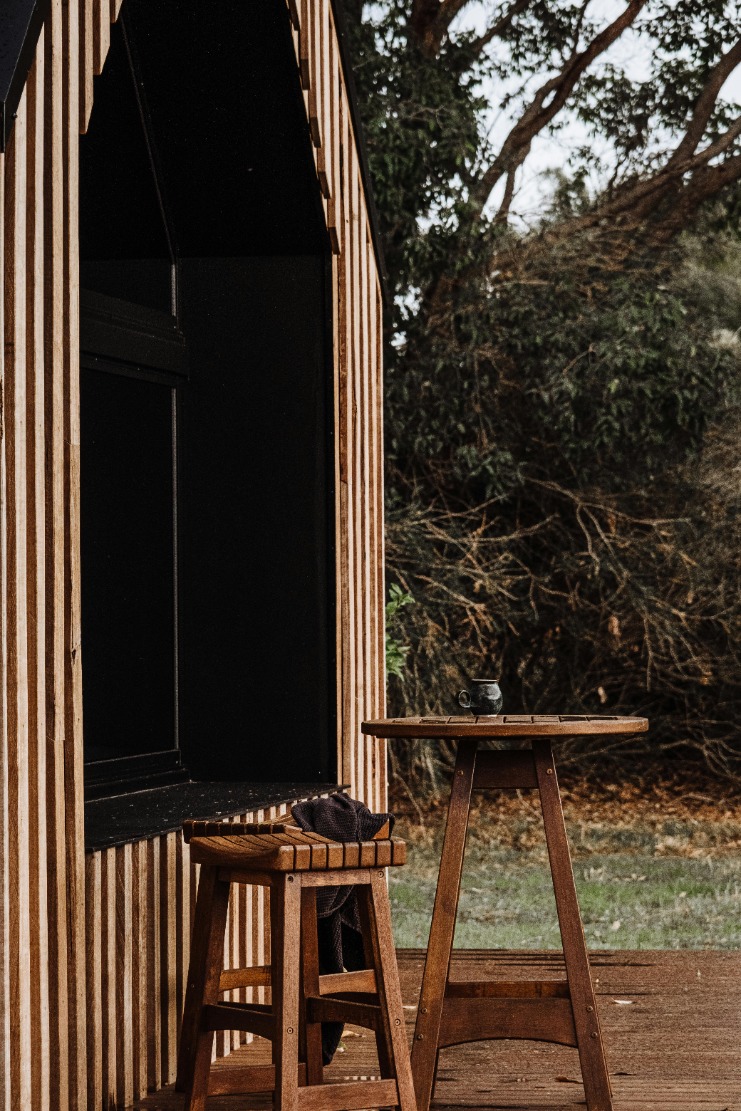 Keep your outdoor wood furniture looking great with these essential care tips – protect from elements, clean regularly, and use protective finishes.