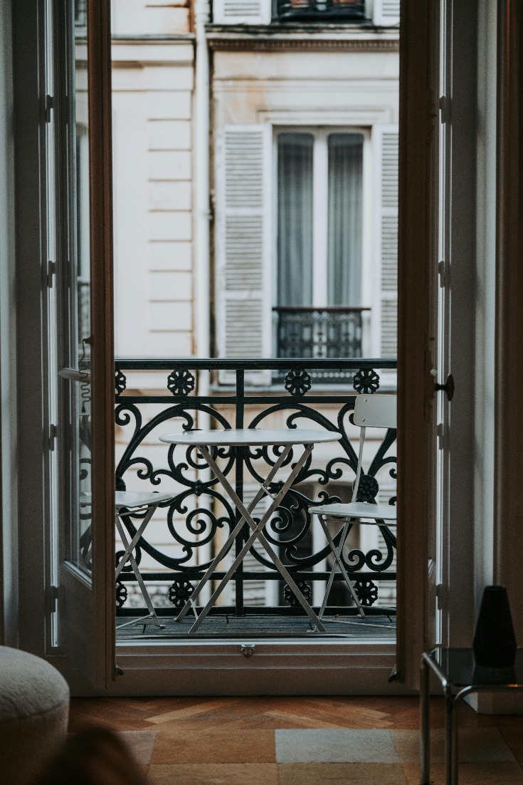 Effective tips for keeping spiders off outdoor furniture: natural remedies, regular cleaning, and strategic placement to prevent infestations.