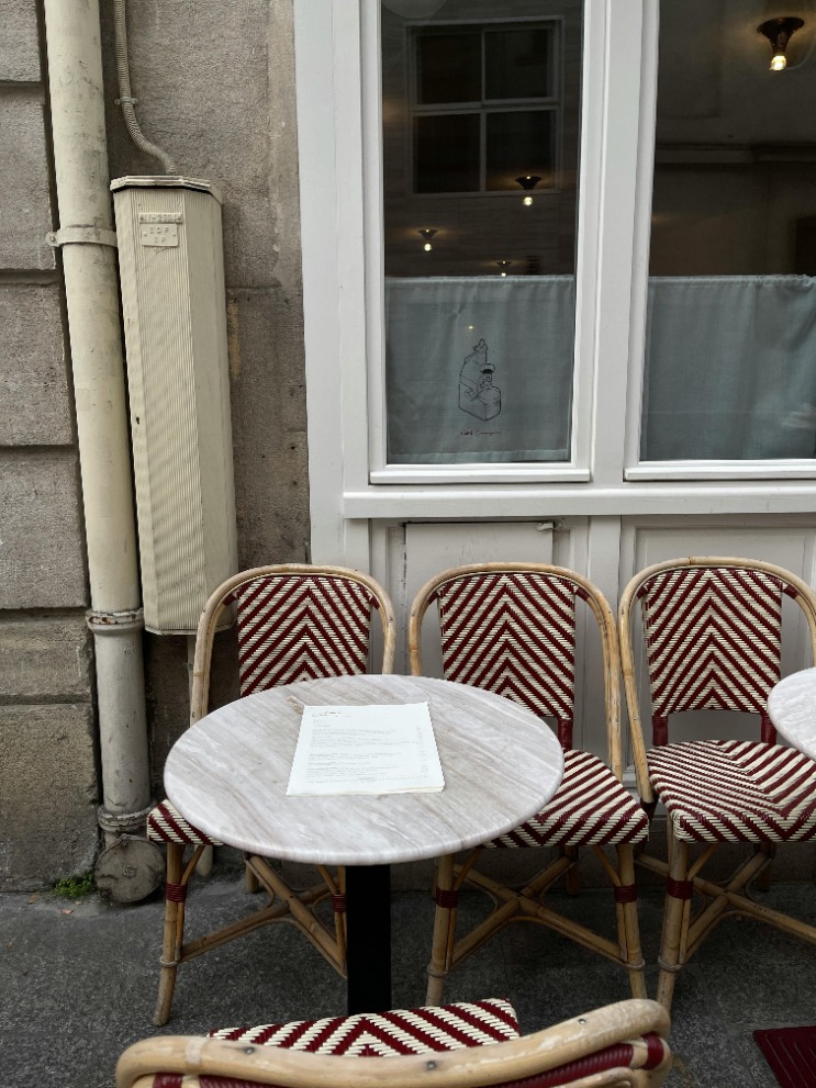 Choosing between wicker and rattan for outdoor furniture? Discover which material is better suited for your space with our comprehensive guide!