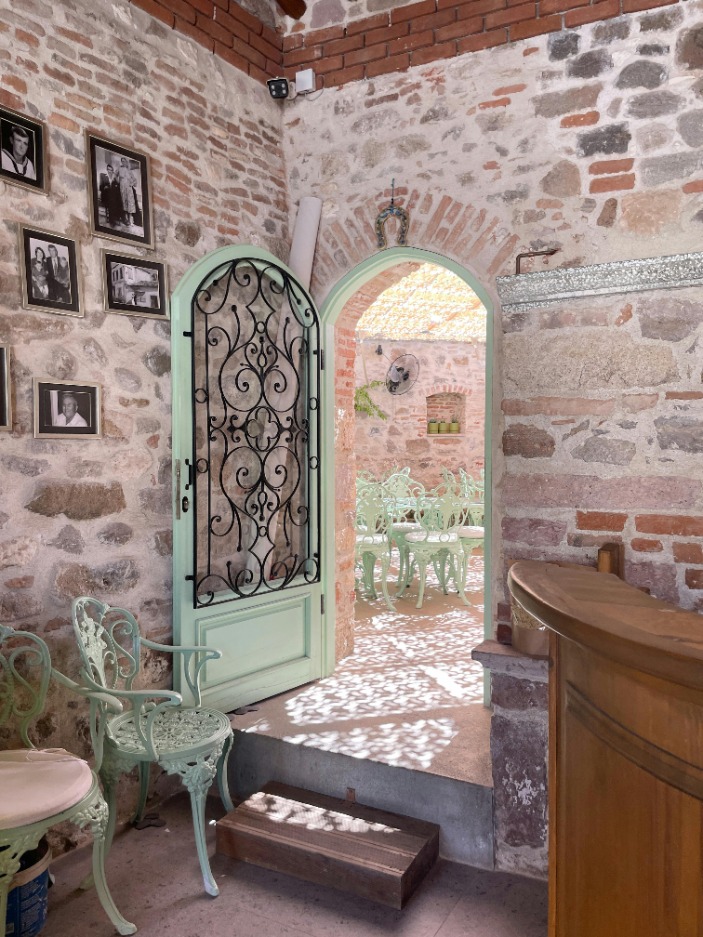 Expert tips for painting wrought iron patio furniture for a fresh new look