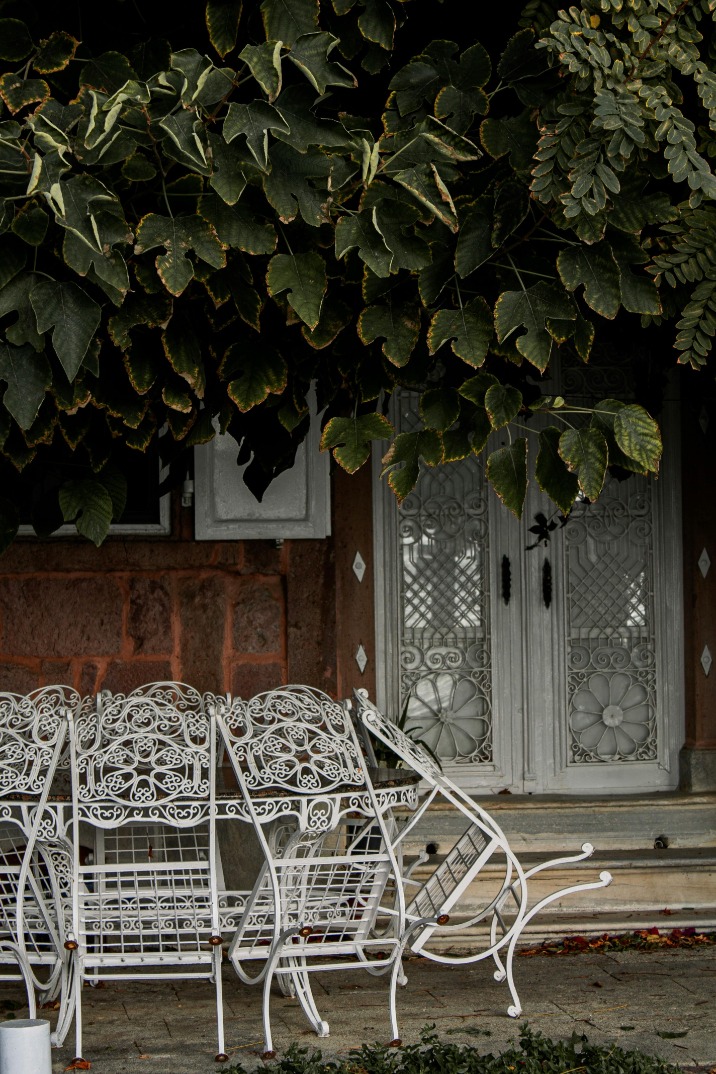 Top Tips for Rejuvenating Metal Outdoor Furniture: Learn How to Restore Your Patio set and Bring Life Back to Your Backyard Dรฉcor