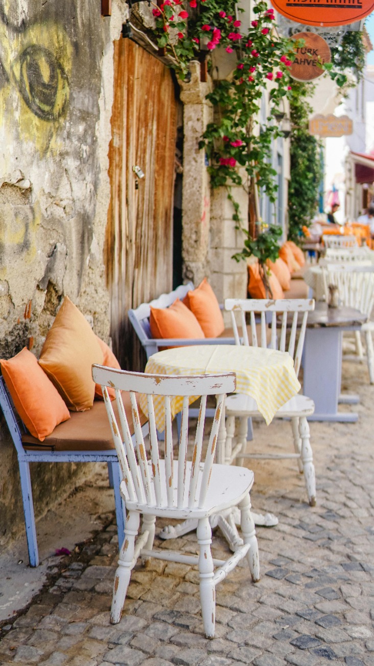 Top Tips for Removing Stains from Patio Furniture Cushions: Easy DIY Solutions for a Fresh Outdoor Look