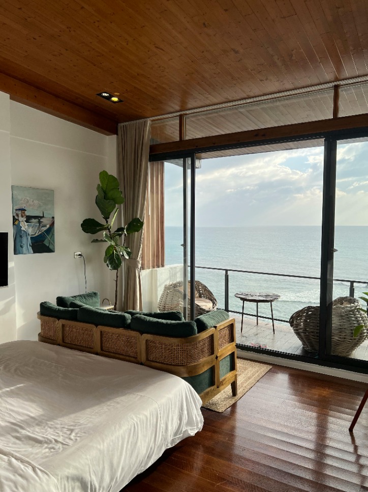 Transform Indoor Furniture into Outdoor Furniture: Tips for Weatherproofing and Styling Your Home Décor for the Great Outdoors