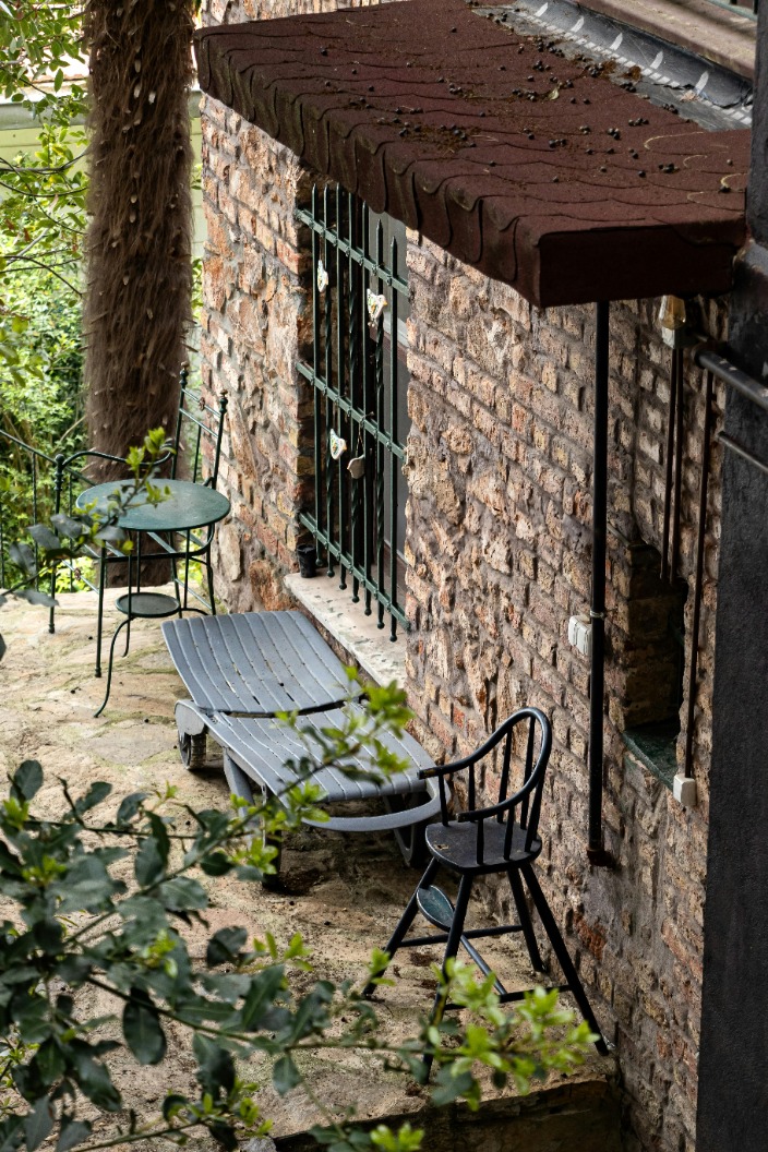 Learn how to easily replace and secure new straps on your outdoor furniture with this step-by-step guide – keep your patio set looking new and stylish!