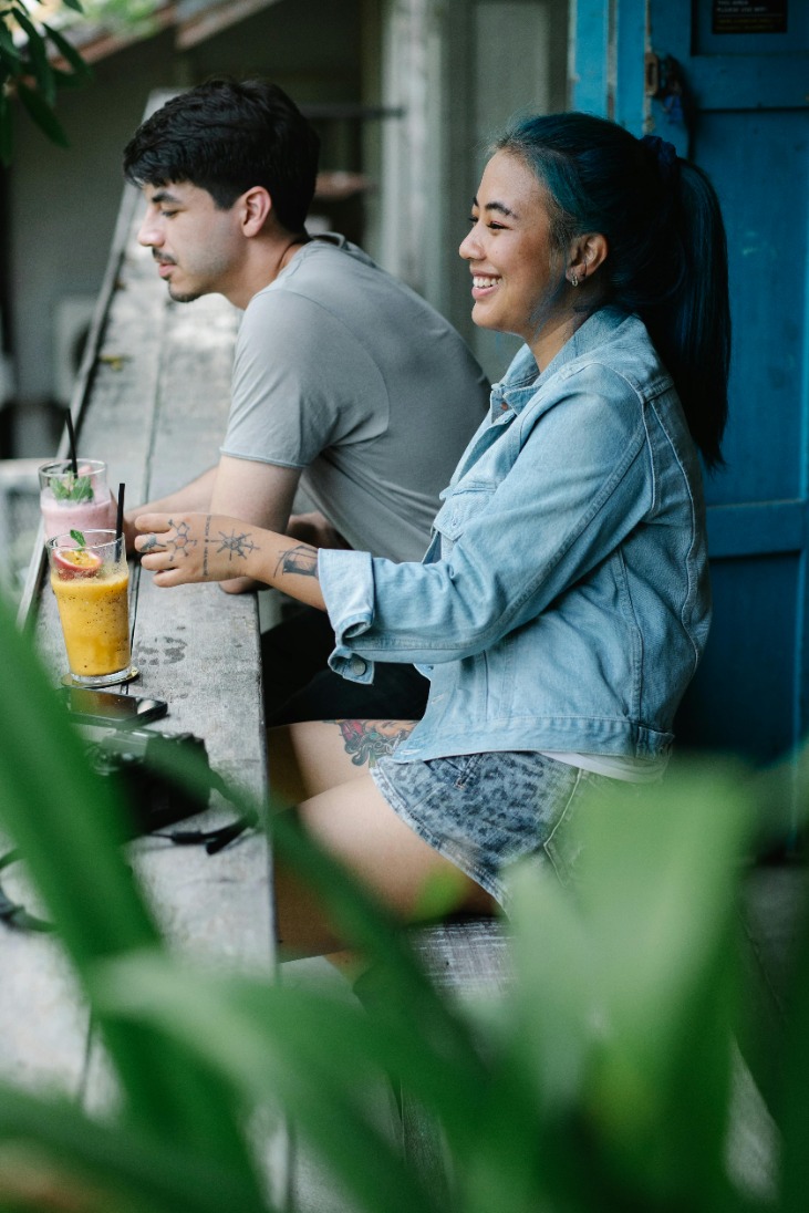 Add a pop of color to your poolside with the Ledge Lounger Side Table in vibrant green – perfect for holding drinks and snacks while lounging in style.