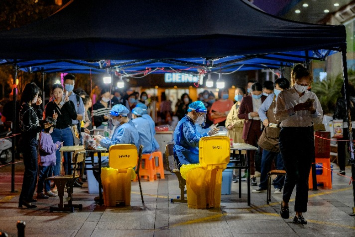 Enhance Your Poolside Oasis with Ledge Lounger Side Table in Dark Blue – Stylish and Functional Design for Ultimate Relaxation