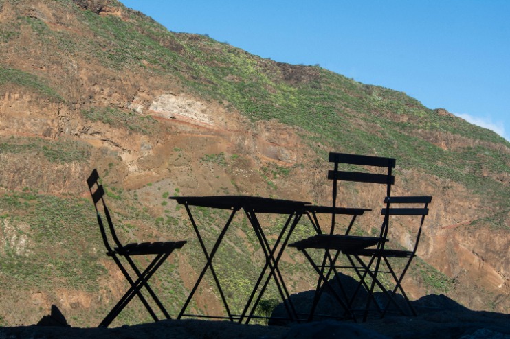 Learn how to easily remove black spots on outdoor furniture with these proven tips and tricks – say goodbye to unsightly stains for good!