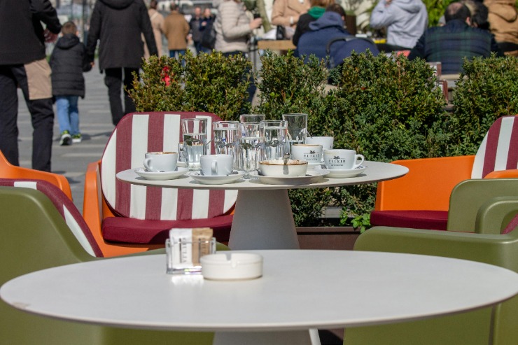 Keep your outdoor furniture looking fresh with our easy guide on how to clean vinyl straps. Say goodbye to dirt and grime for a pristine patio setup!