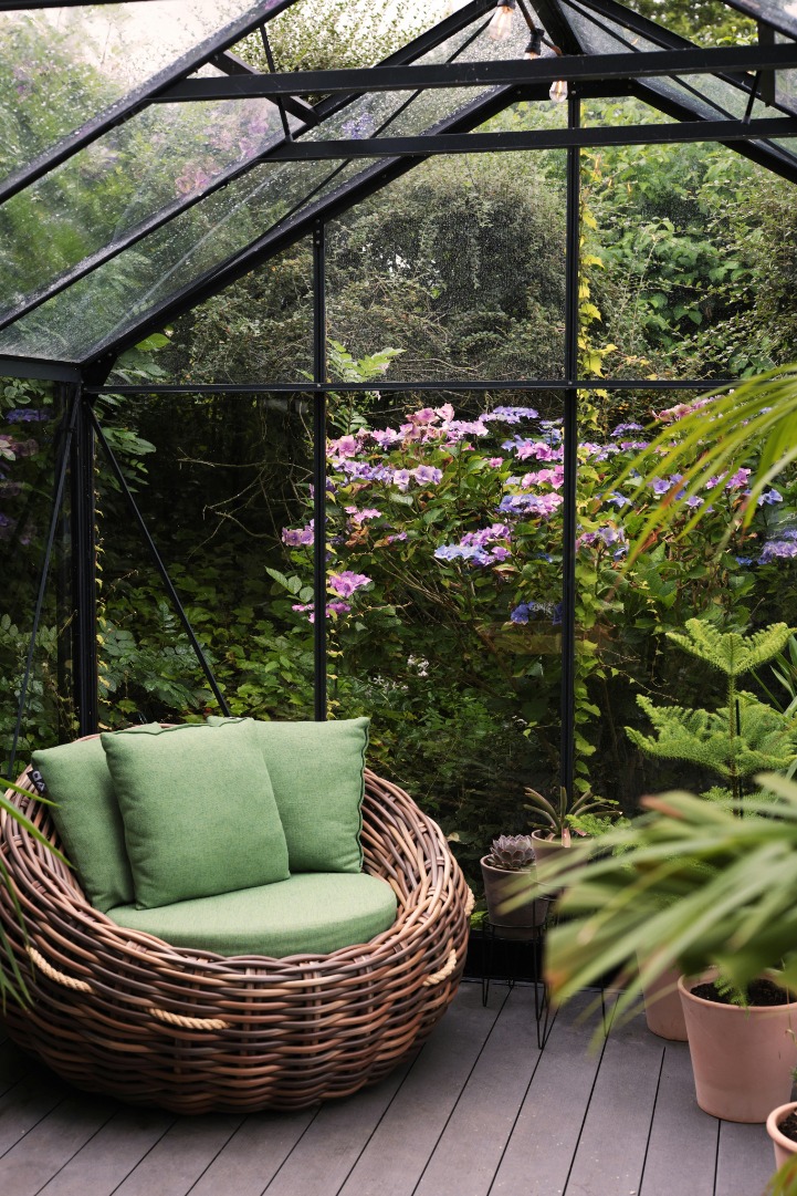5 Effective Ways to Keep Birds Off Your Patio Furniture – Bird Control Tips for Your Outdoor Space