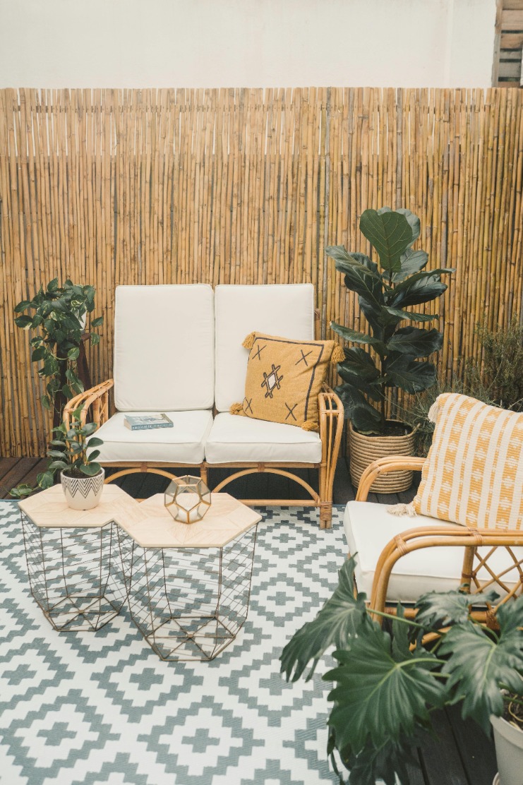 Upgrade Your Outdoor Space: Discover the Best Materials for Long-Lasting Outdoor Furniture Cushions with our Expert Guide!