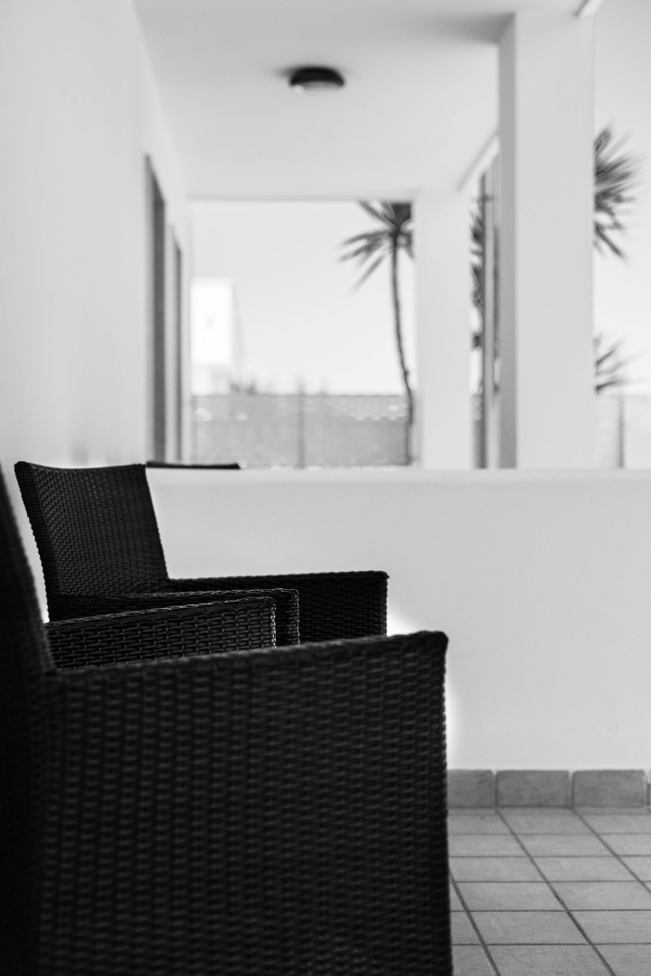 Effective Methods for Cleaning Bird Droppings off Patio Furniture – Say Goodbye to Mess with These Tips!