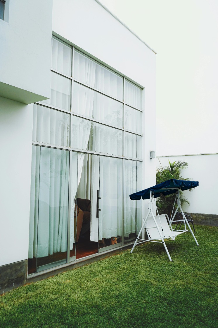 Discover the top methods for cleaning teak outdoor furniture to keep it looking its best. Learn how to maintain your teak pieces for long-lasting beauty.