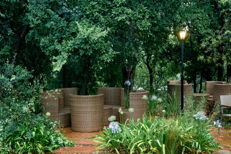 Upgrade your outdoor space with this Outsunny 6 piece outdoor rattan wicker furniture set – perfect for relaxing and entertaining in style!